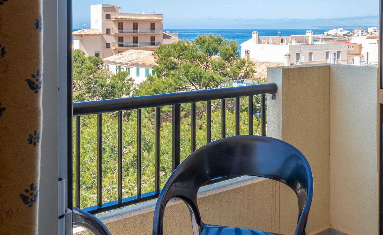 terraza vistas al mar apartamento piza mallorca grupo berna